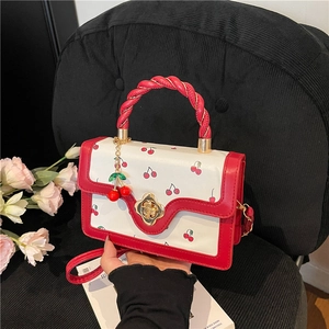 Sac à main tendance imprimé cerises rouge et blanc avec poignée torsadée et fermoir fleur