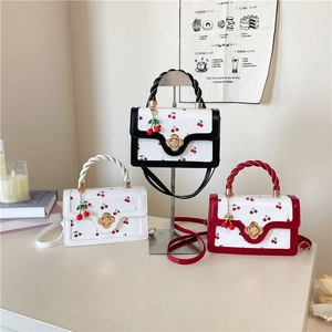 Sac à Main Femme en Cuir PU Imprimé Cerise Avec Fermoir Fleur en Métal Petit Sac à Bandoulière Doux Pour Le Quotidien