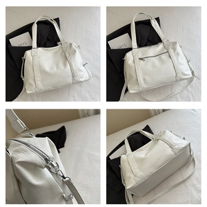 Vues détaillées d'un grand sac cabas blanc avec texture litchi et poche zippée au dos