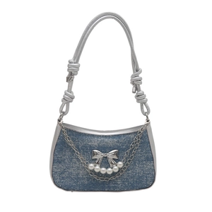 Sac bandoulière en denim bleu avec papillon argenté, perles et détails de chaîne