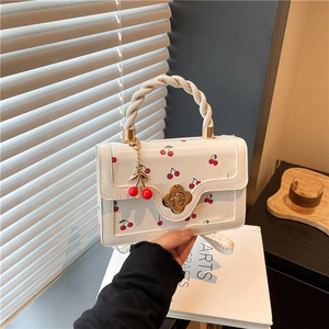 Mini sac à main blanc à motif cerises avec poignée torsadée et fermoir fleur dorée