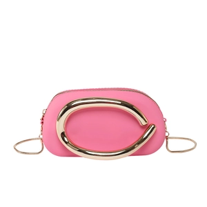 Sac bandoulière minimaliste rose avec poignée anneau doré et fine chaîne serpent chic