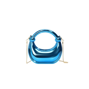 Bolso de media luna acrílico azul metálico con cadena dorada y asa de anillo integrada