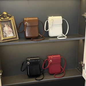 Bolso bandolera retro vertical para móvil en cuero color marrón blanco negro y burdeos
