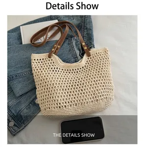 Detalle del tejido del bolso crema con correas de cuero marrón y remaches de metal