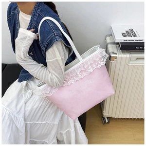 Detalle del bolso saco rosa con encaje, correas blancas y el logotipo TIAN YUN grabado