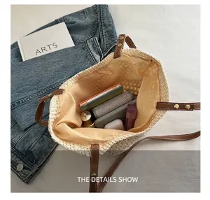 Vista superior del bolso de tela tejida que muestra el interior con libros y cosméticos