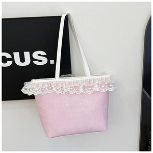 Detalle del bolso rosa con borde de encaje blanco y bordado de corazones elegante