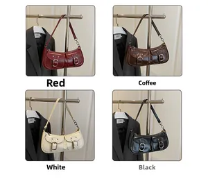 Collage de sacs à bandoulière rétro en rouge, marron, blanc et noir avec boucle en métal