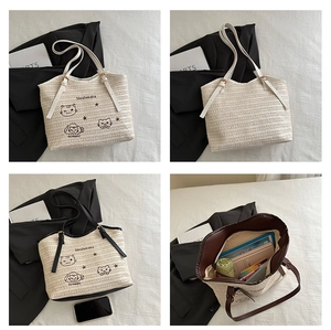 Détail montrant la grande capacité intérieure et la texture tissée du sac fourre-tout