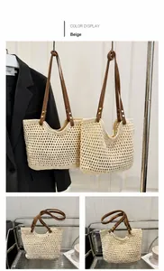Detalle del bolso de punto beige con correas de cuero marrón y textura tejida