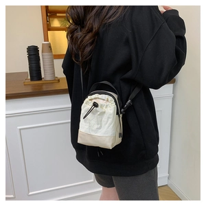Detailansicht der vertikalen Canvas-Mini-Tasche mit Kordelzug für den täglichen Gebrauch