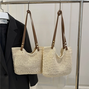 Große beige geflochtene Tragetasche mit braunen Lederriemen für Strand und Alltag