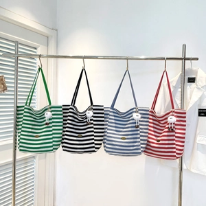 Borsa tote in tela a righe in quattro colori con ciondoli in peluche e tracolla fine
