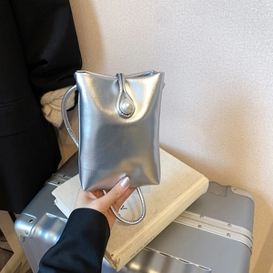 Mini sac pour téléphone en argent brillant avec finition lisse et fermoir perle