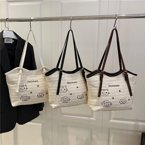 Trois sacs cabas en paille stylés avec motifs de chat en blanc, noir et anses brunes