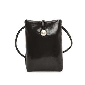 Bolso cubo minimalista de cuero negro con hebilla de perla y correa de hombro fina