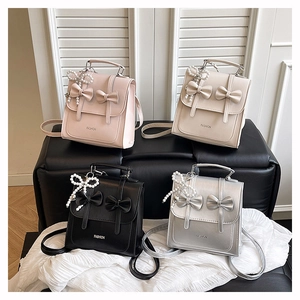 Détails des nœuds et pendentifs perles sur quatre sacs à dos en similicuir colorés