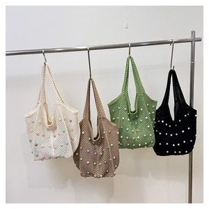 Detalle de cuentas de colores en bolsos de ganchillo hechos a mano en cuatro colores