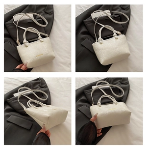 Vues multiples d'un sac à main blanc à motif serpent avec des détails dorés chic