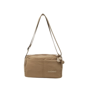 Minimalistische kaki nylon crossbodytas met grote capaciteit en meerdere ritszakken