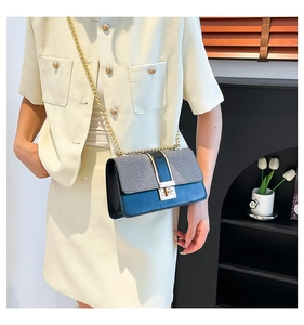 Détail du sac bandoulière bicolore bleu et gris avec chaîne dorée et boucle métal
