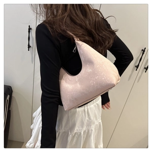 Borsa hobo rosa con stampa a serpente indossata da modella per mostrare dimensioni e stile
