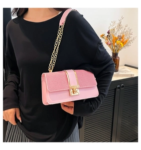 Détail du sac chaîne rose tendance avec fermoir métallique et design patchwork texturé