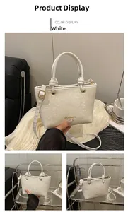 Vue détaillée du sac blanc à motif serpent avec texte doré FASHION et poignées rondes