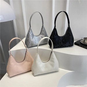 Borsa hobo minimalista con trama a serpente in rosa, bianco, argento e nero per donna