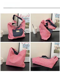 Détails du sac fourre-tout à carreaux rouges avec accents en jean bleu et anses