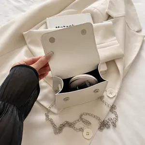 Vista interior del bolso bandolera blanco con espacio para lápiz labial y maquillaje