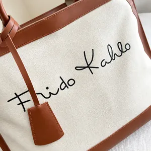 Détail du grand sac cabas en toile avec imprimé Frida Kahlo et anses en cuir marron