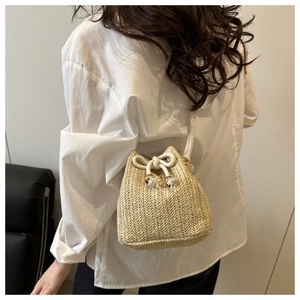 Borsa a secchiello in paglia intrecciata con tracolla in corda bianca e coulisse
