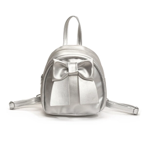 Mini sac à dos argenté avec un grand nœud décoratif et une finition métallique