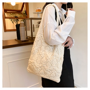 Détail d'un sac cabas au crochet avec motif tricoté creux et perles fantaisie