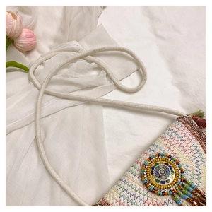 Nahaufnahme der Boho-Satteltasche mit bunten Stickereien und Perlenquasten-Details