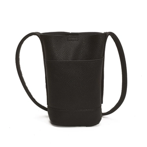 Petit sac cylindrique en cuir noir grainé avec poche frontale et style minimaliste