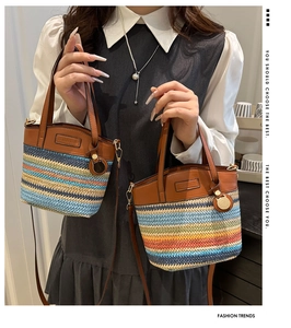 Details von gewebten Beuteltaschen mit braunen Ledergriffen und verstellbaren Trägern