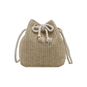 Secchiello intrecciato minimalista beige con motivo a V e dettagli in metallo dorato