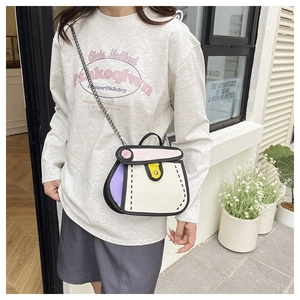 Modella che indossa una borsa a tracolla in tela stile cartoon 2D con catena