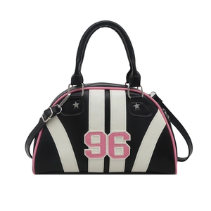 Sac bowling bicolore avec écusson rose numéro 96 et rivets en forme d'étoile