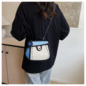 Dettaglio borsa a tracolla stile cartoon 2D con catena argento indossata da una modella
