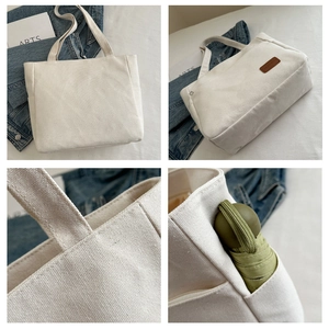Detalle de bolso tote de lona blanca con bolsillo lateral para paraguas y parche de cuero