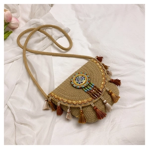 Detailansicht der Boho-Webtasche mit bunten Perlen und Fransen für den Strandurlaub