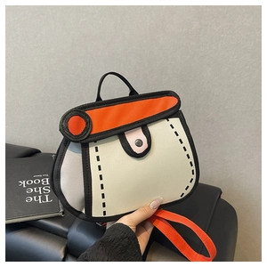 Dettaglio di borsa stile cartoon 2D con patta arancione e bordi neri spessi in mano