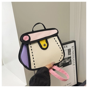 Dettaglio della borsa a tracolla stile cartoon 2D con patta rosa e catena