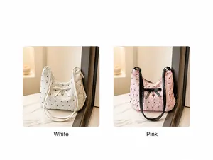 Dettaglio borse a spalla in jacquard bianco e rosa con fiocco e trama floreale e ciondoli