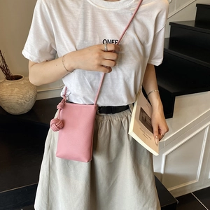 Petit sac bandoulière rose en cuir grainé pour téléphone avec nœuds décoratifs élégants
