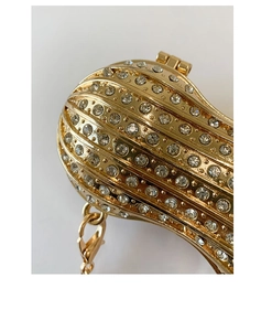 Détails de la pochette de soirée dorée avec strass de luxe et bandoulière en chaîne